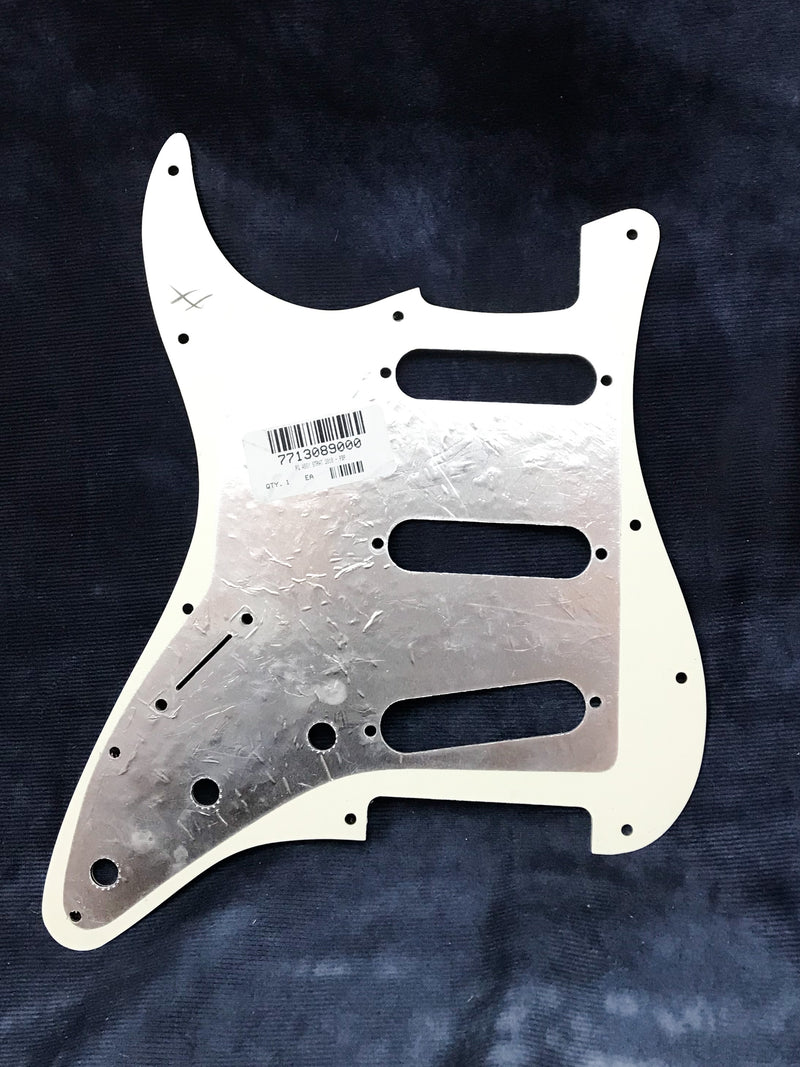 11-HOLE MODERN-STYLE STRATOCASTER® S/S/S PICKGUARD PARCHMENT